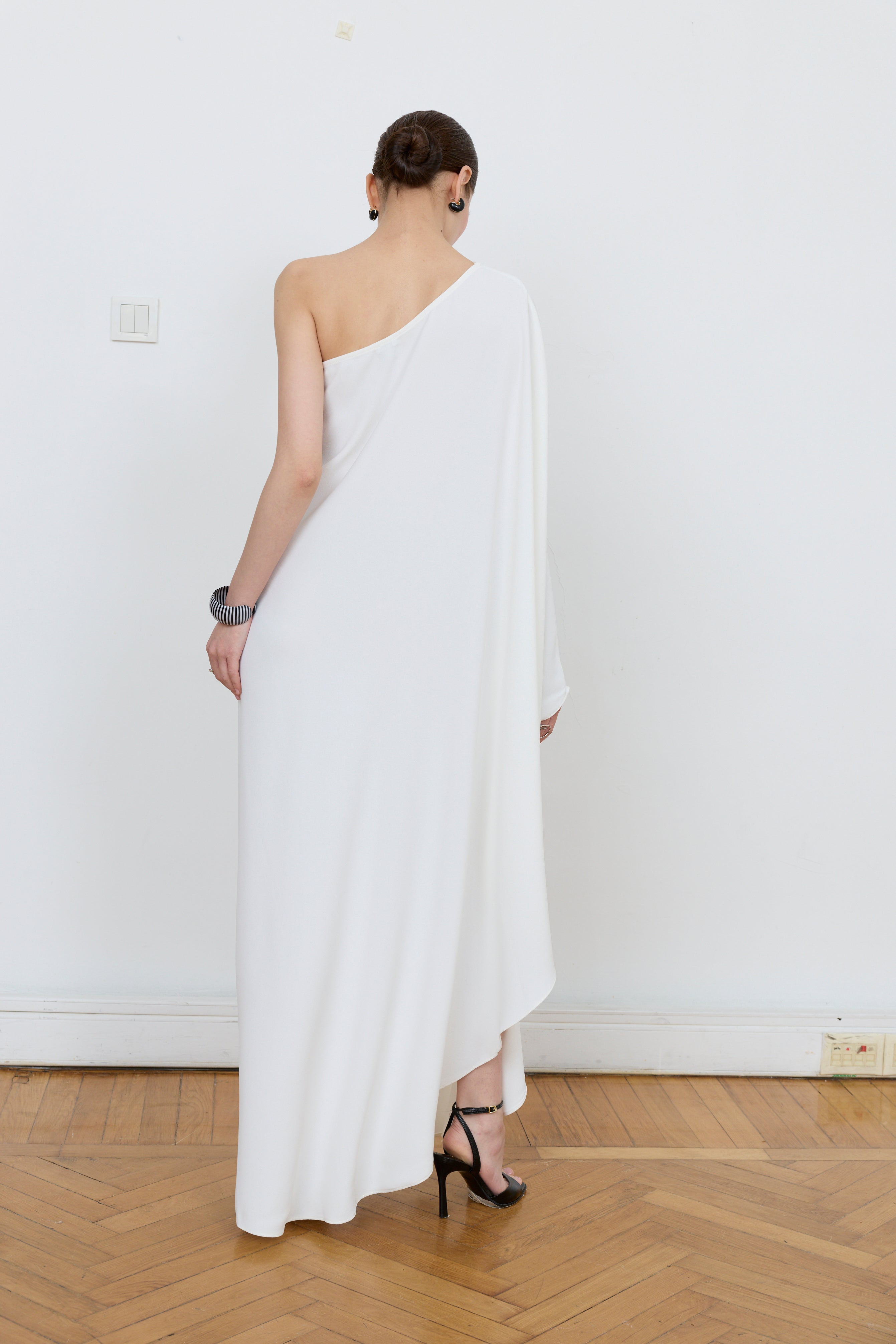 One-shoulder drape dress